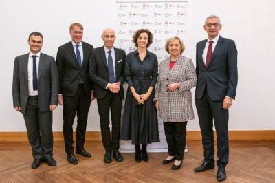 Manos Antoninis (Direktor Weltbildungsbericht), Dr. Andreas Grgen (Auswrtiges Amt), Volker Trk (Beigeordn. Flchtlingshochkommissar), Audrey Azoulay (UNESCO-Generaldirektorin), Prof. Dr. Maria Bhmer (Prsidentin DUK), Martin Jger (Staatssekretr BMZ)

C: Deutsche UNESCO-Kommission, Thomas Mller
 - Manos Antoninis (Direktor Weltbildungsbericht), Dr. Andreas Görgen (Auswärtiges Amt), Volker Türk (Beigeordn. Flüchtlingshochkommissar), Audrey Azoulay (UNESCO-Generaldirektorin), Prof. Dr. Maria Böhmer (Präsidentin DUK), Martin Jäger (Staatssekretär BMZ)

C: Deutsche UNESCO-Kommission, Thomas Müller
