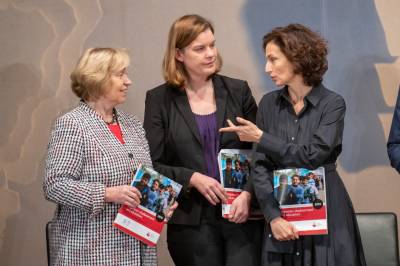 Prof. Dr. Maria Bhmer (Prsidentin Deutsche UNESCO-Kommission), Susanna Krger (Geschftsfhrender Vorstand, Save the Children Deutschland), Audrey Azoulay (UNESCO-Generaldirektorin)
 DUK, Thomas Mller
 - Prof. Dr. Maria Böhmer (Präsidentin Deutsche UNESCO-Kommission), Susanna Krüger (Geschäftsführender Vorstand, Save the Children Deutschland), Audrey Azoulay (UNESCO-Generaldirektorin)
© DUK, Thomas Müller
