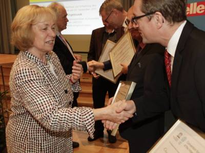 Prof. Dr. Maria Bhmer, Prsidentin der Deutschen UNESCO-Kommission, bei der Urkundenbergabe.

 Bildschn/Lorenz
 - Prof. Dr. Maria Böhmer, Präsidentin der Deutschen UNESCO-Kommission, bei der Urkundenübergabe.

© Bildschön/Lorenz
