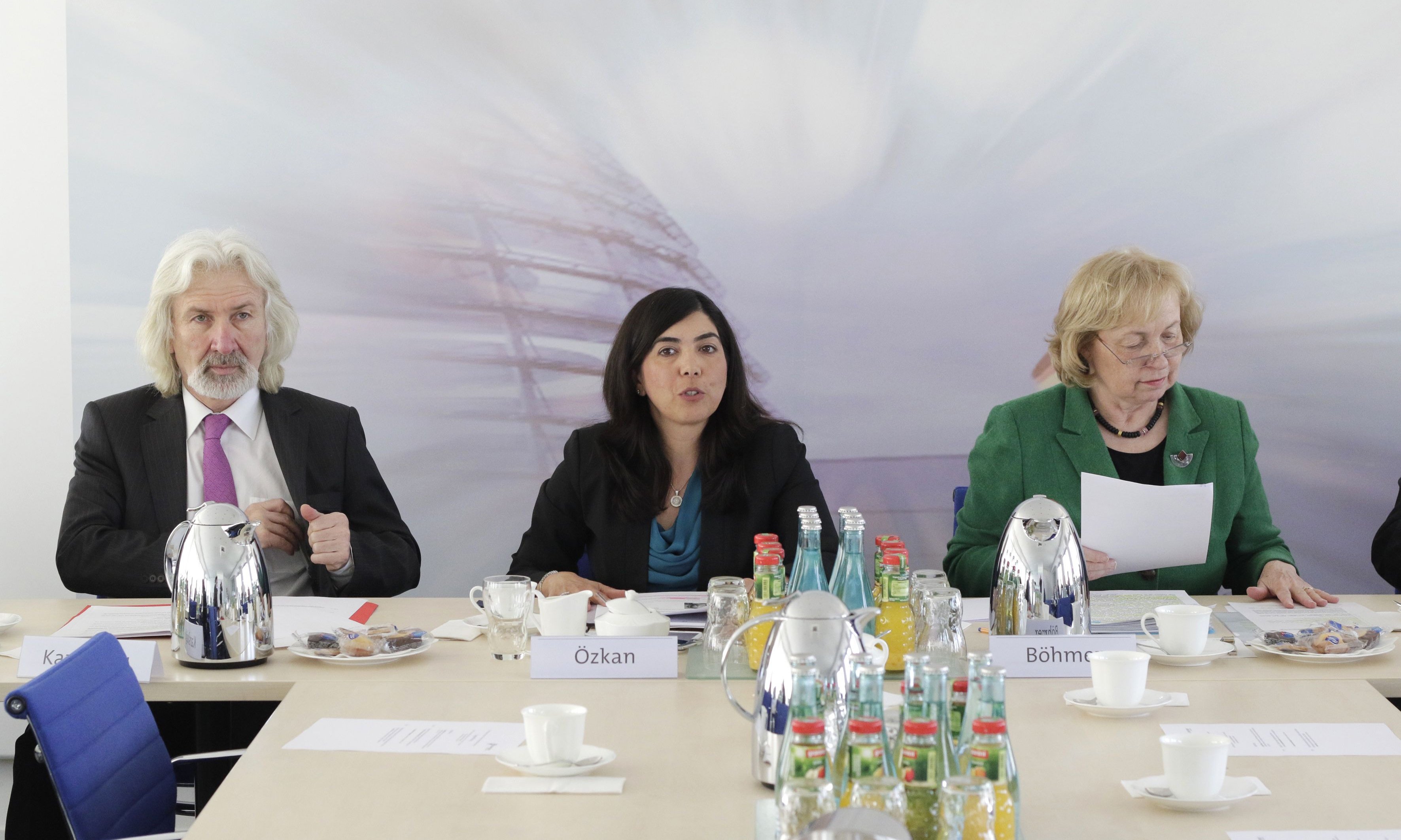 Maria Bhmer, die AG-Vorsitzende Aygl zkan und der trkische Botschafter in Deutschland, Hseyin Avni Karslioglu (v.r.).